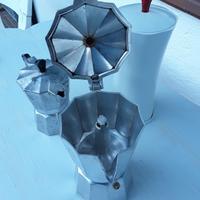 2 caffettiere e un dosatore caffè