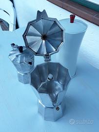 2 caffettiere e un dosatore caffè