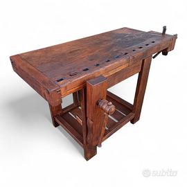 Vecchio banco da falegname con doppia morsa