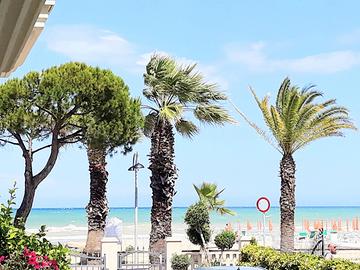 Elegante trilocale davanti al mare