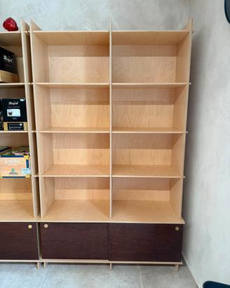 ARREDO 10 SCAFFALI A PARETE, 2 ISOLE + 1 SCRIVANIA