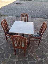 Tavolo con 4 sedie multicolore 