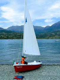 barca a vela tipo "laser"