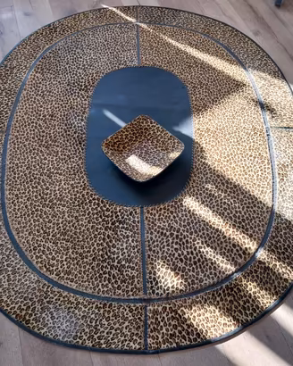Tavolino artigianale con tappeto  pelle cavallino 