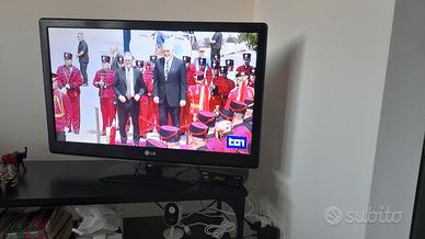 Divanetti monoposto,tavolino,tappeto e tv