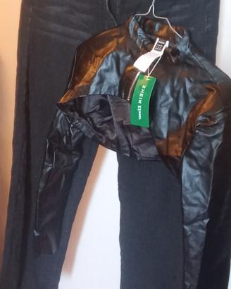 completo jeans e giacca di pelle 