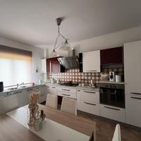 Cucina con tavolo e sedie