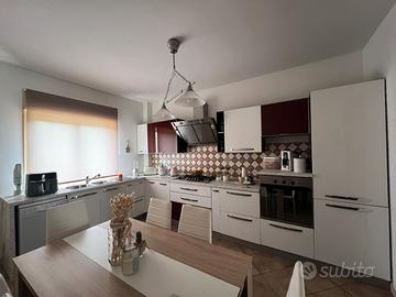 Cucina con tavolo e sedie