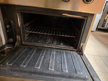 cucina industriale con forno