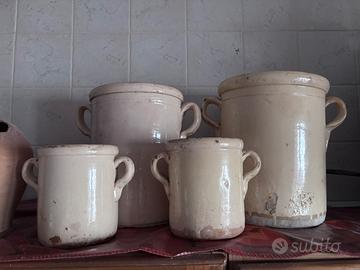 Contenitori antichi in terracotta