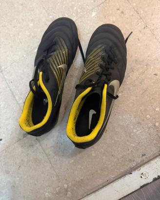 Scarpe da calcio nr 45 Nike Tiempo FG nere gialle