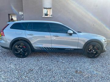 VOLVO V60 CROSS COUNTRY 