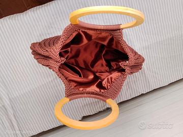 borsa all'uncinetto fatto a mano.