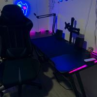 Postazione gaming completa scrivania sedia bracci