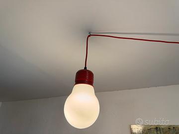 Lampada a sospensione a forma di lampadina