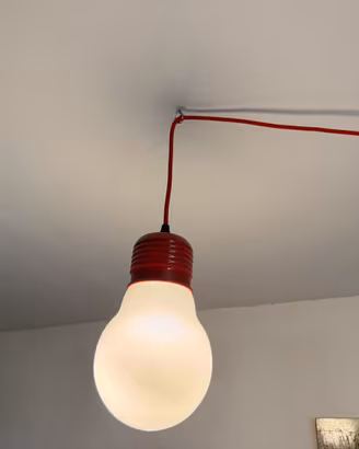 Lampada a sospensione a forma di lampadina