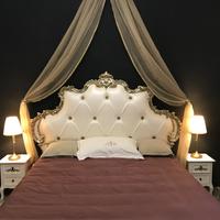Letto king Size in legno intarsiato ed ecopelle