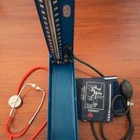 Sfigmomanometro e stetoscopio