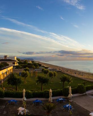 4 locali fronte mare con 3 terrazze abitabili