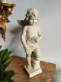 statua firmata cherubino con fiori