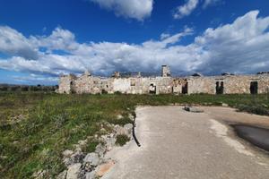 Antico casale con 5 ettari di terreno