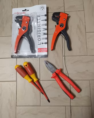 2 spelafili 2 cacciaviti 1 pinza 