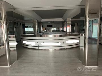 Bancone e arredi negozio ottica