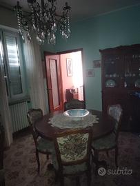 VETRINA e TAVOLO CON 6 SEDIE