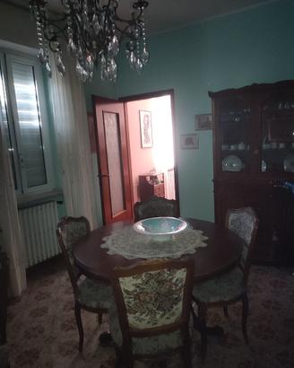 VETRINA e TAVOLO CON 6 SEDIE