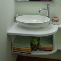 Lavabo da appoggio per bagno e rubinetto