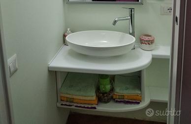 Lavabo da appoggio per bagno e rubinetto