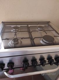 Cucina a gas in acciaio con forno elettrico 