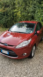 Ford Fiesta del 2009 rosso magenta