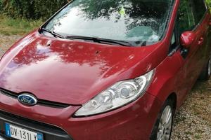 Ford Fiesta del 2009 rosso magenta