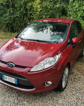 Ford Fiesta del 2009 rosso magenta