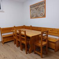 tavolo con panca, sedie e credenza in legno