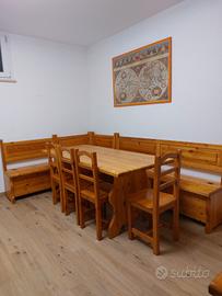 tavolo con panca, sedie e credenza in legno