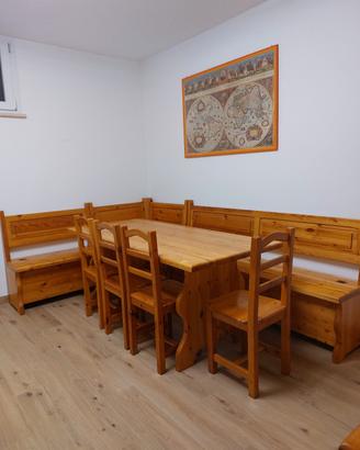 tavolo con panca, sedie e credenza in legno