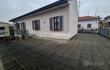 Casa indipendente con area esterna e terrazzo