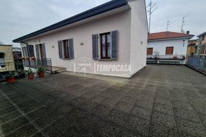 Casa indipendente con area esterna e terrazzo