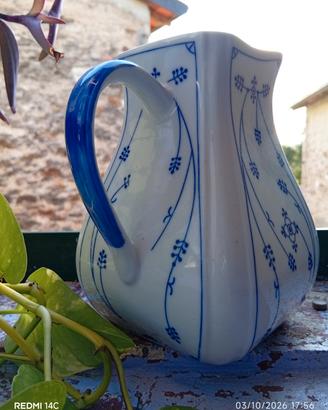 caraffa stile vintage bianco e blu 
