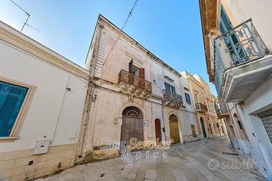 Palazzotto storico con volte a stella e terrazza