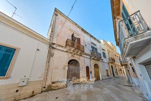 Palazzotto storico con volte a stella e terrazza