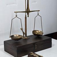 bilancia di precisione con custodia e pesi 