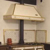 CUCINA A LEGNA E FORNELLI IN CERAMICA