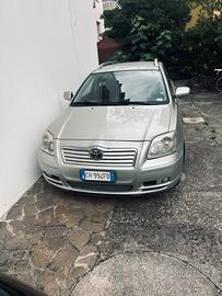 Toyota Avensis grigio metallizzato