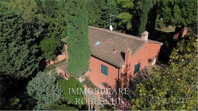 Villa di 400 m² con più di 5 locali e box auto a C