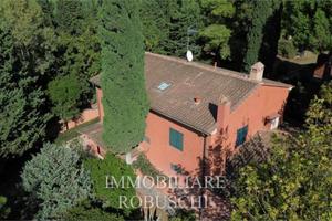 Villa di 400 m² con più di 5 locali e box auto a C
