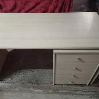 scrivania in legno chiaro con cassettiera