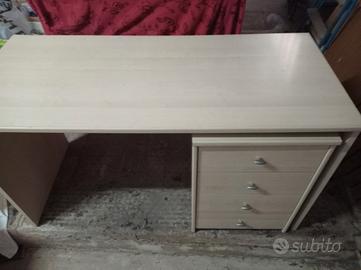 scrivania in legno chiaro con cassettiera